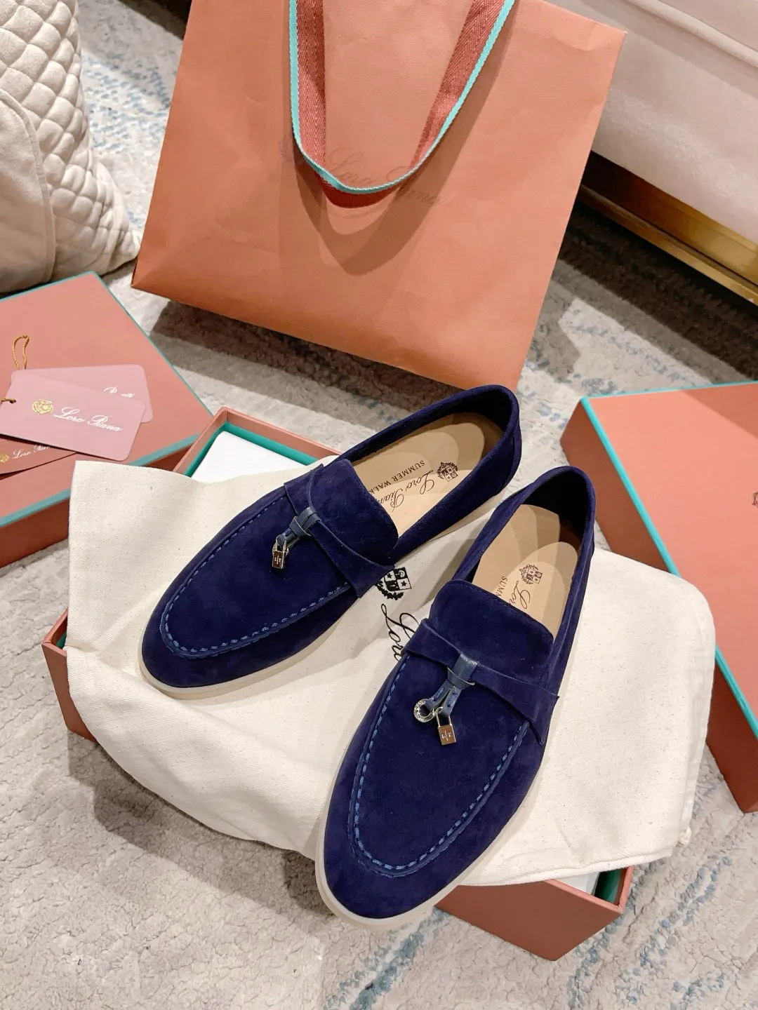 Factory price: 520💰4050 new color. Original purchase, 1⃣️: 1⃣️ folded and developed, Loro Piana professional model to try on feet, quality purchase level, flash sale of common products on the market, welcome to compare, original packaging. Fabric: Imported from Italy🐑High mercerized shearling, Lining: Hand-sewn mark thread in water-dyed cowhide imported from Italy🧵, high-end and elegant. Comfortable on the feet. Size: Women's 35-42 (41, 42) customized, non-returnable, men's 38-45 (46, 47, 48) customized, non-refundable. Fashionable boutiques that you can’t miss, a must-have item